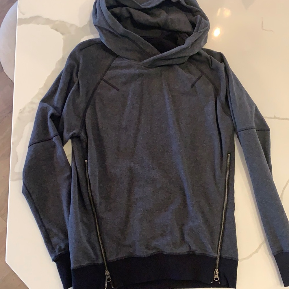 Lululemon sweatshirt size 6